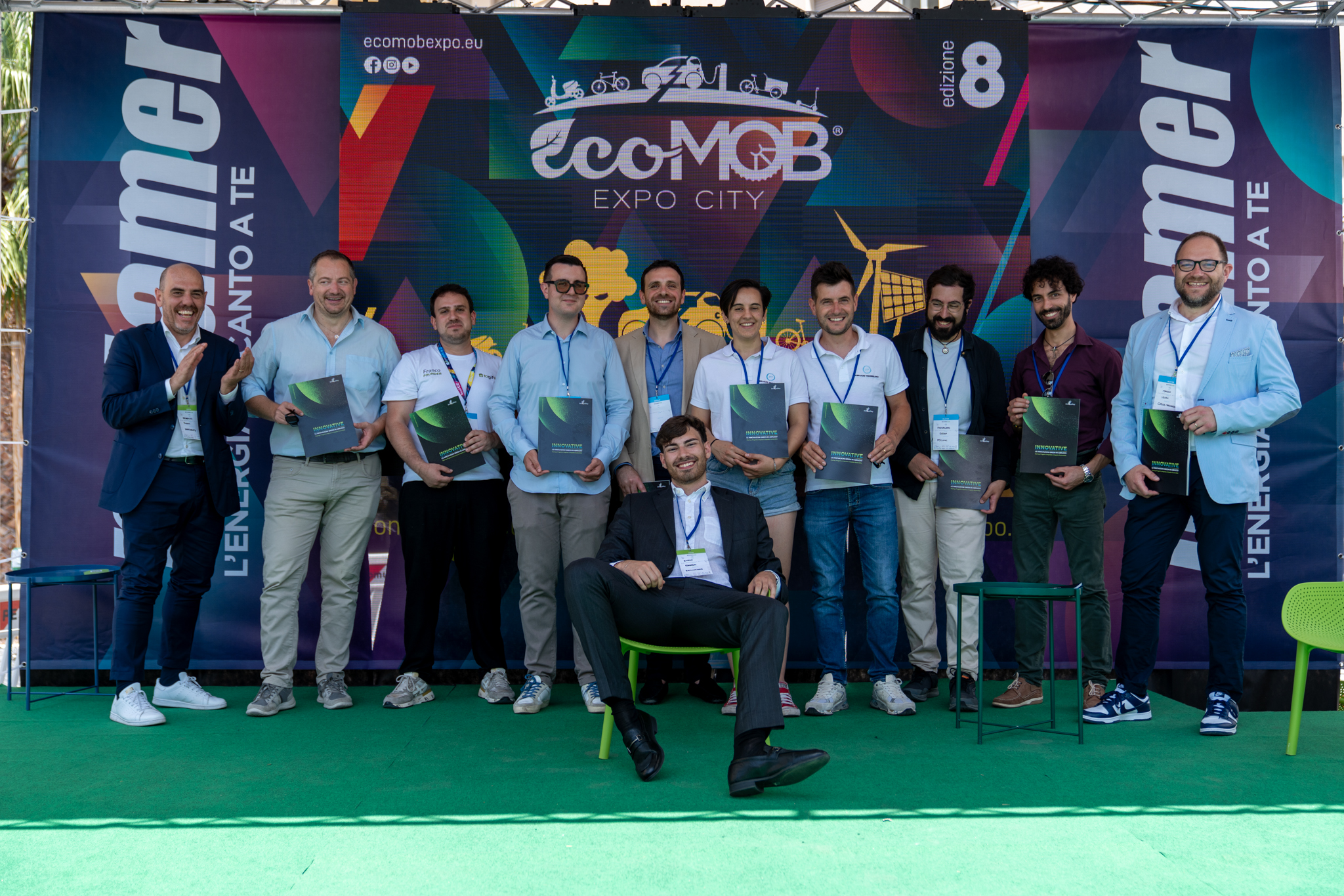 Premiazione finale dell'edizione 8 con i partecipanti sul palco EcoMOB